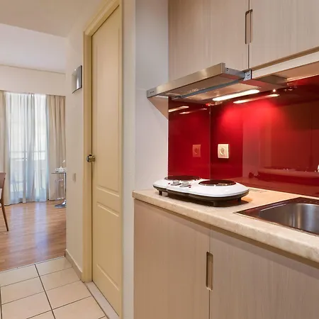 Alexandra Hotel&apartments ホテル