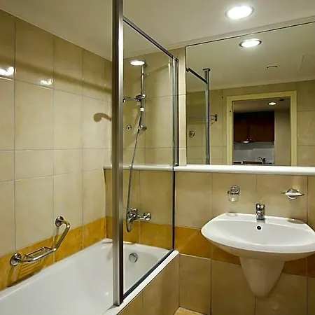 Alexandra Hotel&apartments מלון 4*