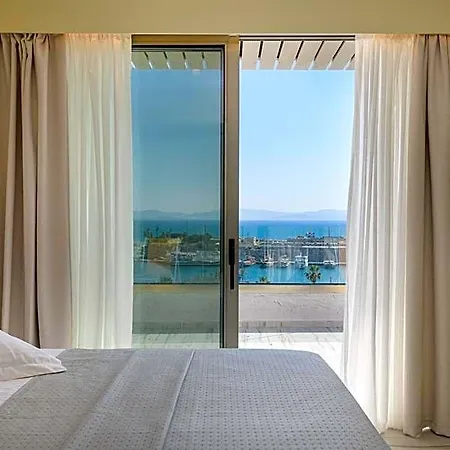 Alexandra Hotel&apartments מלון