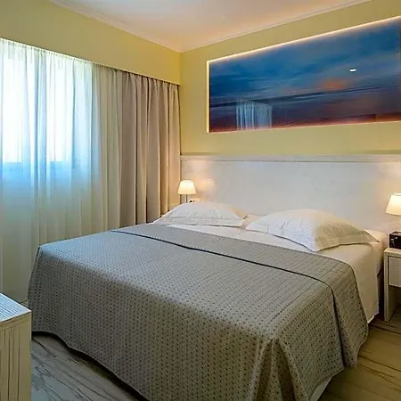 Alexandra Hotel&apartments מלון