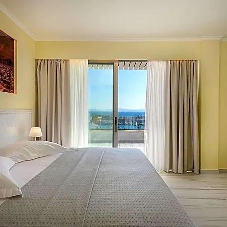 Alexandra Hotel&apartments מלון