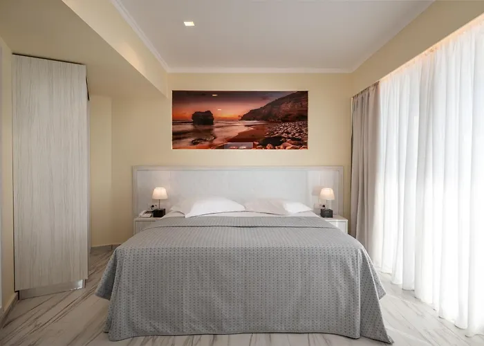 Alexandra Hotel&apartments Otel