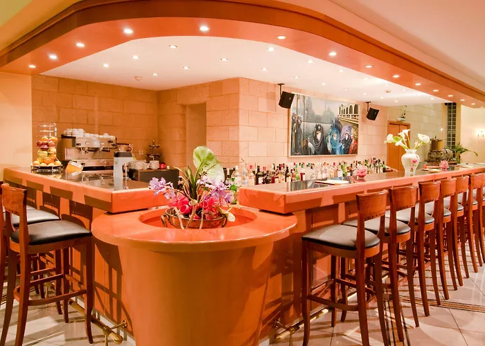 Alexandra Hotel&apartments Otel