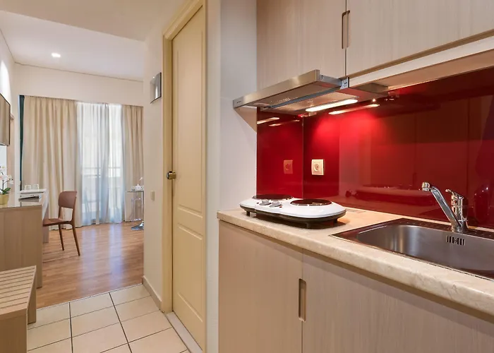 Alexandra Hotel&apartments Otel